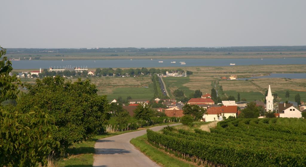 Das Mittelpunkt Mörbisch am See Esterno foto