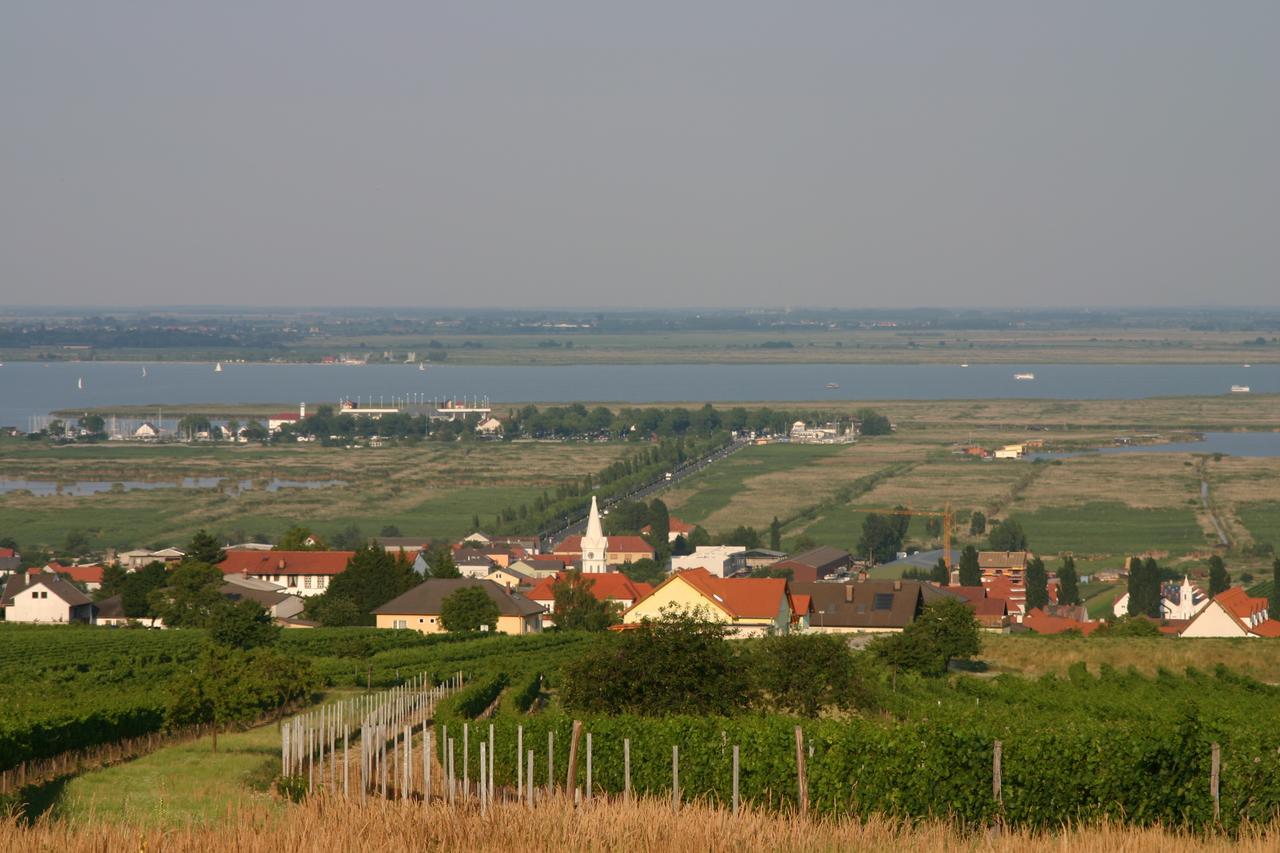 Das Mittelpunkt Mörbisch am See Esterno foto